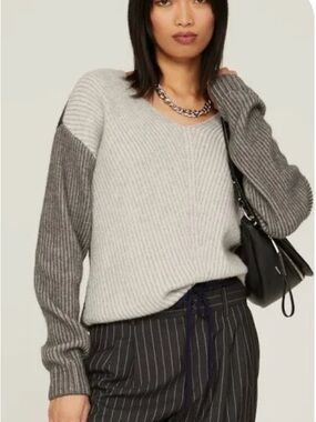 NAADAM Two-Tone Gray Ribbed V-Neck Sweater